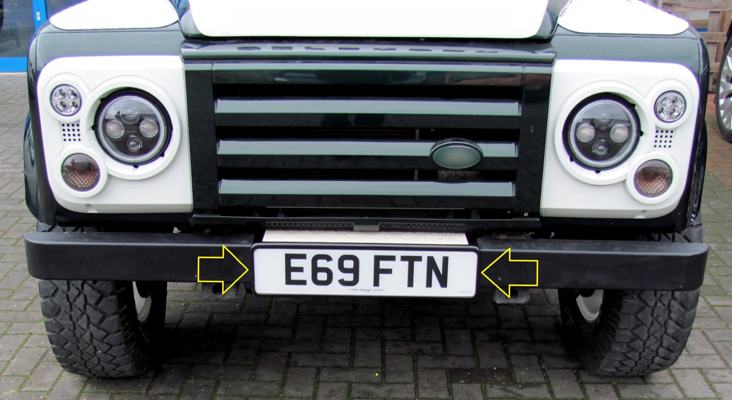 Front Bumper Step / Number Plate Housing for Land Rover Defender - Image 3