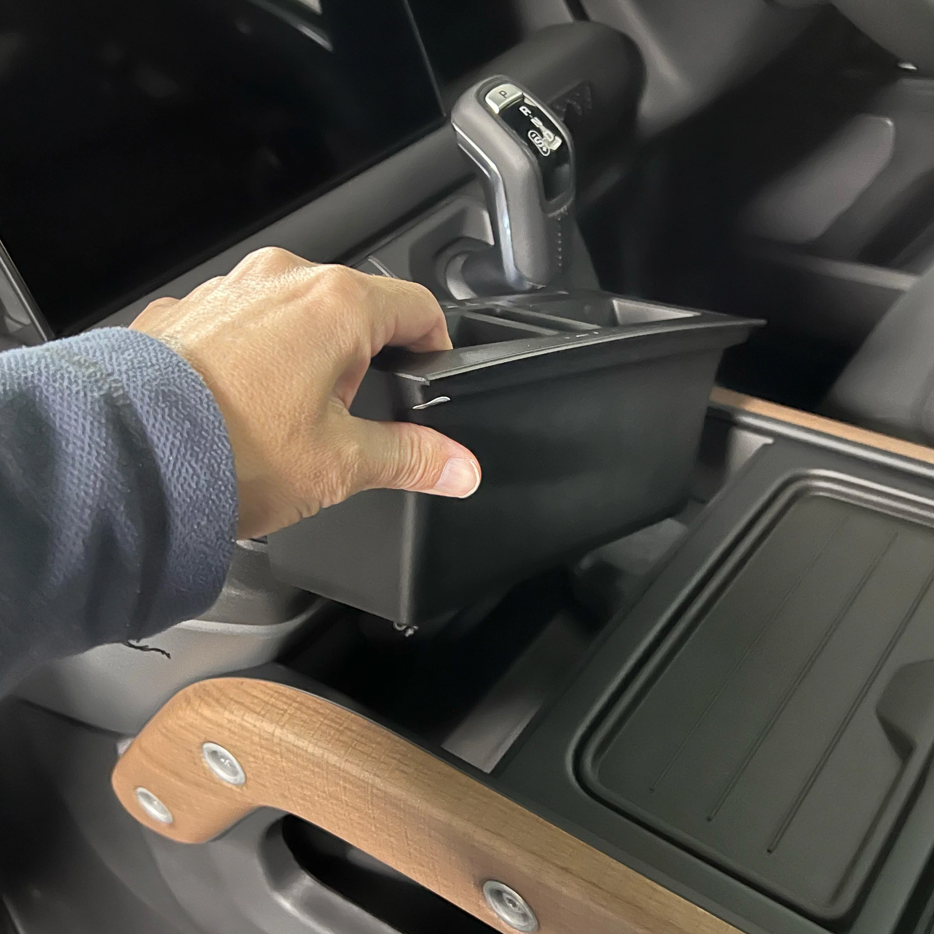 Twin Dock Wireless Charger for Land Rover Defender L663 - Image 5