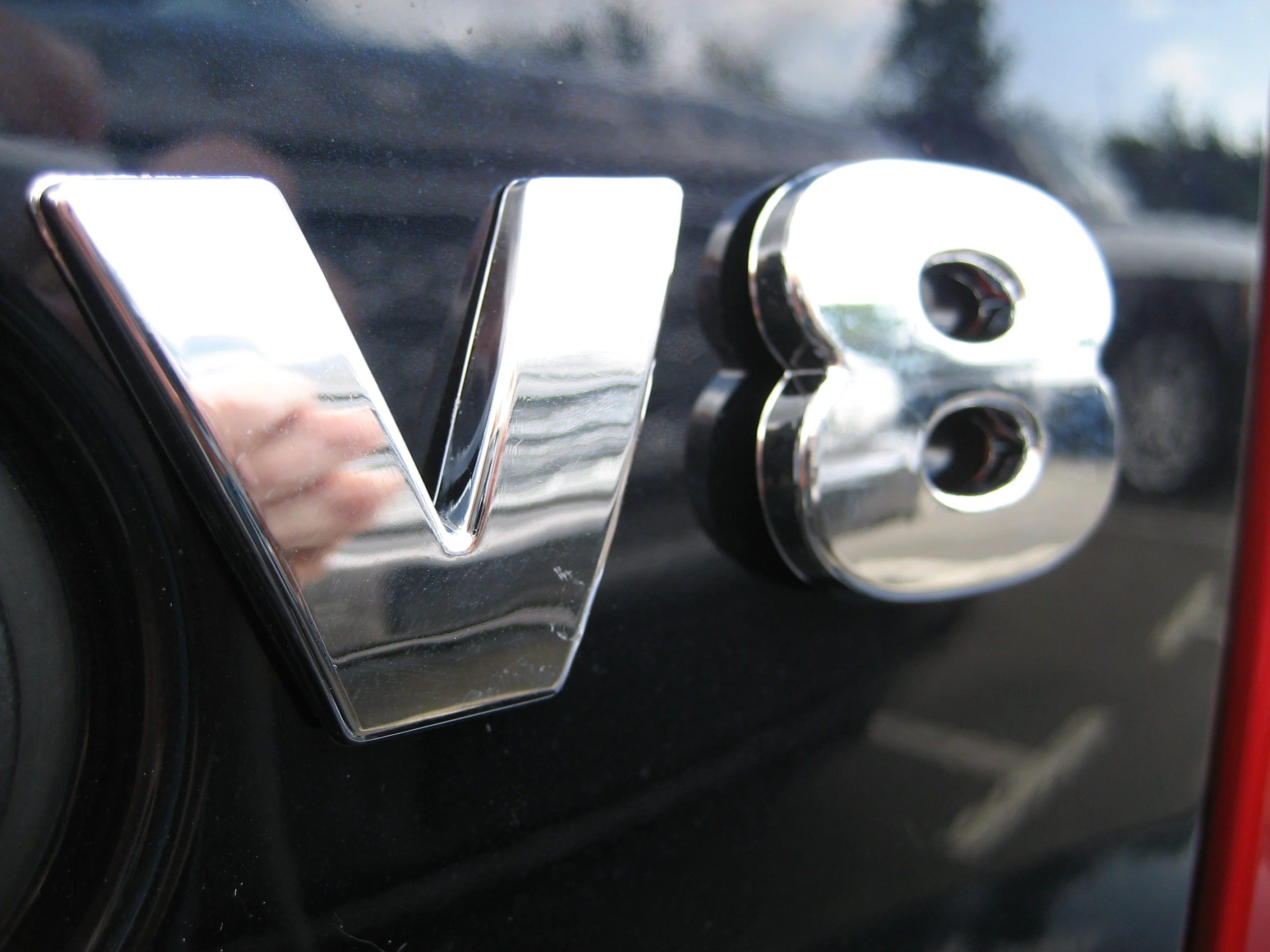 "V8" Lettering - Chrome - for Land Rover Discovery 3 & 4 - Image 3